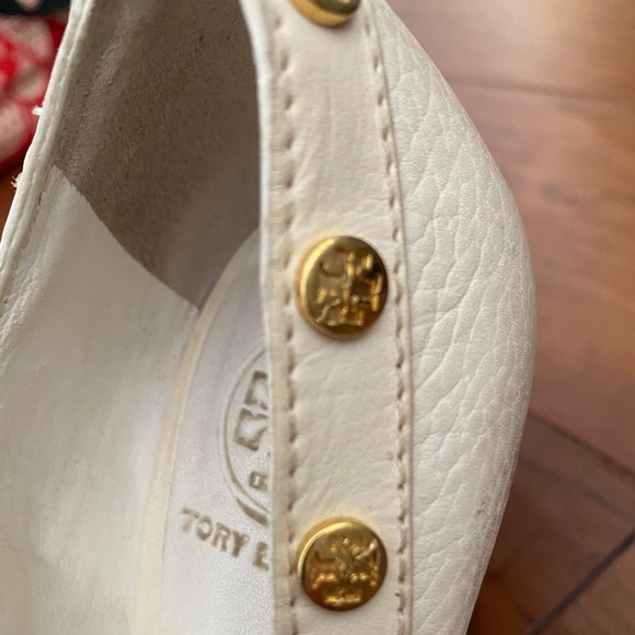 Tory Burch white leather wedges. Size 7 - Picture 4 of 4